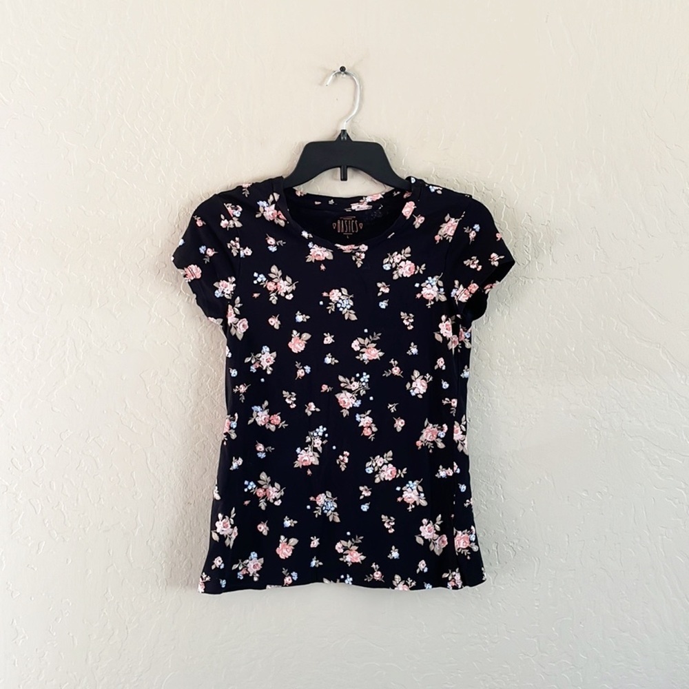 🌿Final Sale Clubhouse Basic Floral Black‎ Knit Tee